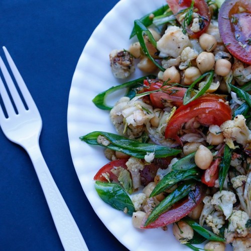 #desklunch #tomato #oliveoil #lemon #pepper #roastedcauliflower #dill #springonions #chickpeas