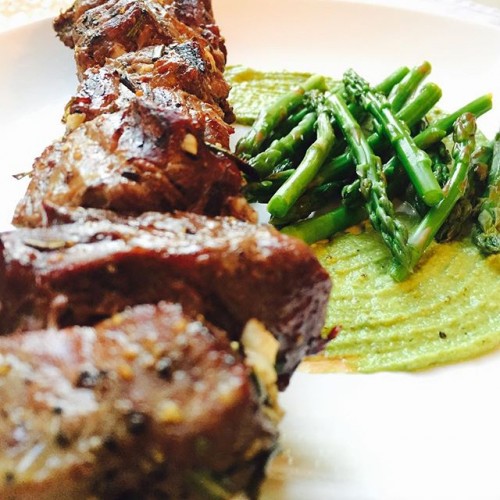 Din din… Putting a #Yumomoment on @rachaelraymag Garlicky Beef Skewers (and I made them garlicky!) and Blanched Asparagus with fresh lemon and kosher salt, paired with Rach’s asparagus pesto… Yes, I used it to dip the beef and it was goooood😊  #food #foodie #foodphotography #foodforthought #RRMagFan @teamrachael @rachaelray #healthyoptions #protein #veggies #foodnetwork #foodnetworkstar #beef #iron #greens #keepithealthy #keepitsimple #keepitlight #nocarbs #paleo #eatwell #grilling  #grillmarks @certifiedangusbeef @chazygray